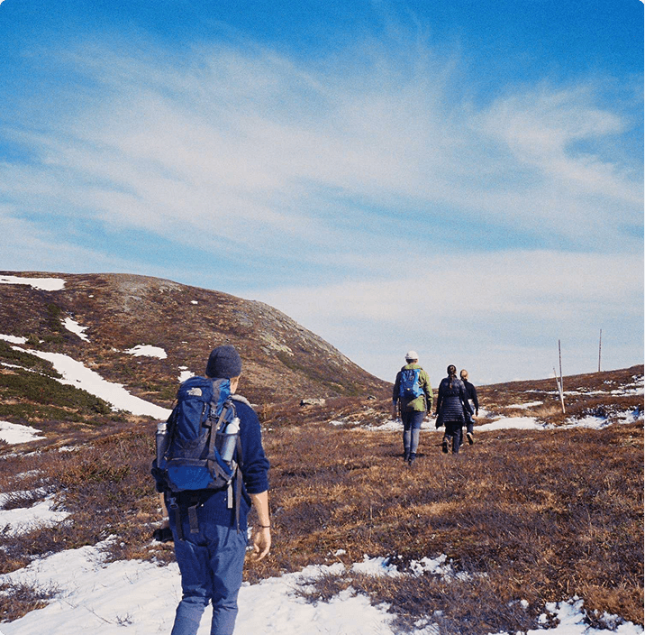 Fjelltur på snøflekket vidde